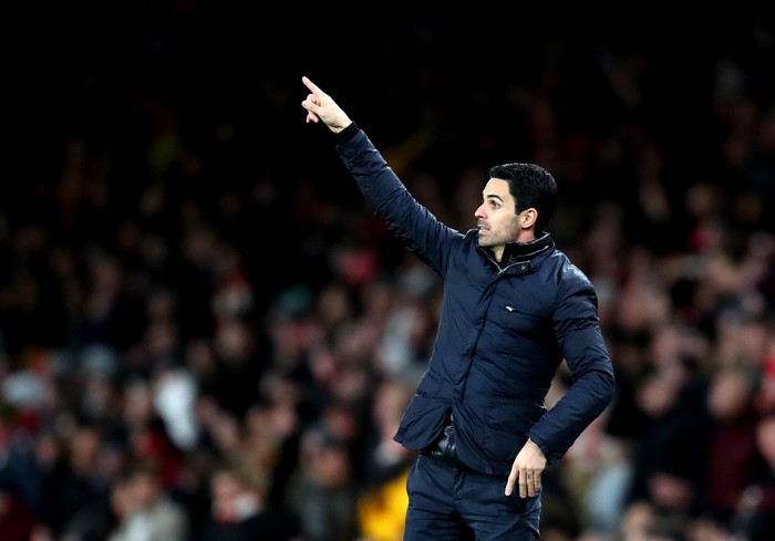 LONDON, ENGLAND - FEBRUARY 23: Mikel Arteta, Manager of Arsenal gives his team instructions during the Premier League match between Arsenal FC and Everton FC at Emirates Stadium on February 23, 2020 in London, United Kingdom. (Photo by Catherine Ivill/Getty Images)