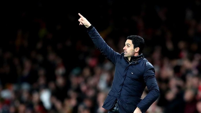 LONDON, ENGLAND - FEBRUARY 23: Mikel Arteta, Manager of Arsenal gives his team instructions during the Premier League match between Arsenal FC and Everton FC at Emirates Stadium on February 23, 2020 in London, United Kingdom. (Photo by Catherine Ivill/Getty Images)