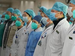 Kejutan Kue Ulang Tahun Bikin Perawat Pasien Corona Ini Terharu