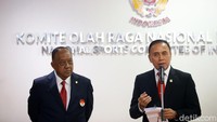 Iriawan didampingi Marciano Norman memberikan sambutan usai dilantik.
