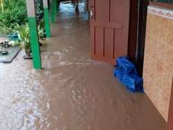 SD di Kulon Progo Kebanjiran, Guru-Ortu Siswa Kerja Bakti Reresik