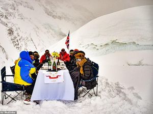 Pecahkan Rekor! Sensasi Makan Malam Tertinggi di Gunung Everest