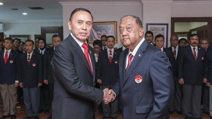 Ketua Umum KONI Pusat, Letjen TNI (Purn) Marciano Norman (kanan) berjabat tangan dengan Ketua Umum PSSI Mochamad Iriawan (kiri) usai pelantikan pengurus PSSI di Gedung KONI, Jakarta, Senin (24/2/2020). KONI pusat resmi melantik pengurus PSSI masa bakti 2019-2023. ANTARA FOTO/Galih Pradipta/ama.