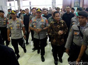 Kapolda Metro Tinjau Gedung DPR Usai Diselimuti Asap Pekat Kapolda Metro Tinjau Gedung DPR Usai Diselimuti Asap Pekat