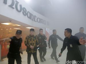 Video Kepanikan di Gedung DPR karena Asap dan Bunyi Alarm Kebakaran Video Kepanikan di Gedung DPR karena Asap dan Bunyi Alarm Kebakaran