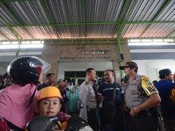 Seorang Perempuan yang Disebut Penculik Anak Dikepung Warga di Surabaya