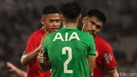 Pemain Persija menyalami pemain Geylang International usai laga berakhir. Persija menang 3-1 di laga tersebut. (Foto: Rifkianto Nugroho/detikSport)