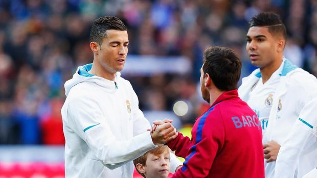 MADRID, SPAIN - DECEMBER 23: Cristiano Ronaldo of Real Madrid greets Lionel Messi of Barcelona prior to the La Liga match between Real Madrid and Barcelona at Estadio Santiago Bernabeu on December 23, 2017 in Madrid, Spain. (Photo by Gonzalo Arroyo Moreno/Getty Images)