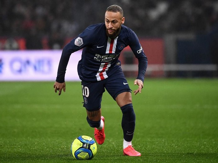 Paris Saint-Germains Brazilian forward Neymar runs with the ball  during the French L1 football match between Paris Saint-Germain (PSG) and Girondins de Bordeaux at the Parc des Princes stadium in Paris, on February 23, 2020. (Photo by FRANCK FIFE / AFP)