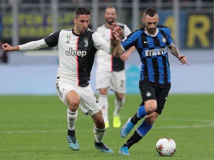 MILAN, ITALY - OCTOBER 06:  Marcelo Brozovic of FC Internazionale is challenged by Rodrigo Bentancur of Juventus during the Serie A match between FC Internazionale and Juventus at Stadio Giuseppe Meazza on October 6, 2019 in Milan, Italy.  (Photo by Emilio Andreoli/Getty Images)