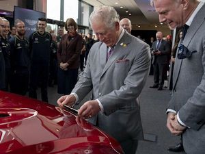 Pangeran Charles ke Pabrik, Bantu Bikin Mobil