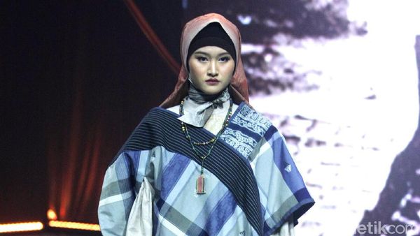8 Busana Sarung Kekinian karya Deden Siswanto di MUFFEST 2020