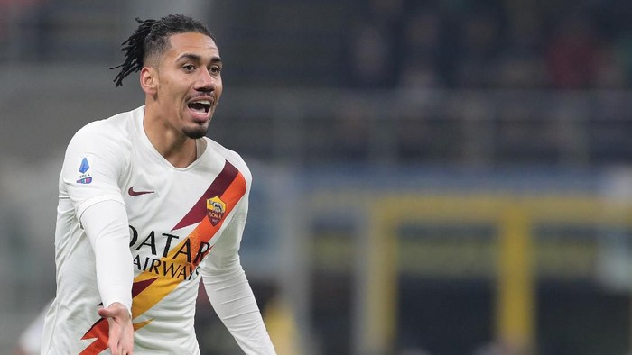 MILAN, ITALY - DECEMBER 06: Chris Smalling of AS Roma reacts during the Serie A match between FC Internazionale and AS Roma at Stadio Giuseppe Meazza on December 6, 2019 in Milan, Italy. (Photo by Emilio Andreoli/Getty Images)