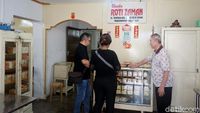 Foto: Toko Roti yang Tak Lekang Dimakan Zaman