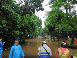 Kali Krukut Meluap, Jalan Widya Chandra Jaksel Banjir 50-60 Cm