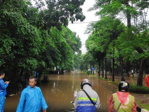 Kali Krukut Meluap, Jalan Widya Chandra Jaksel Banjir 50-60 Cm Kali Krukut Meluap, Jalan Widya Chandra Jaksel Banjir 50-60 Cm