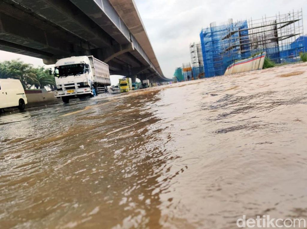 Melihat Titik Banjir Tol Japek yang Katanya Gara-gara Kereta Cepat