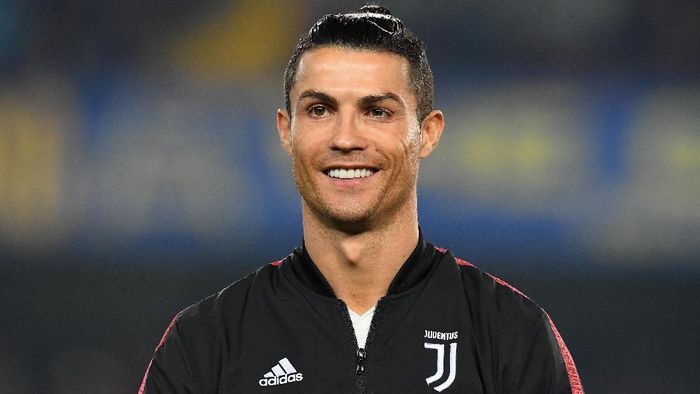 VERONA, ITALY - FEBRUARY 08: Cristiano Ronaldo of Juventus looks on during the Serie A match between Hellas Verona and Juventus at Stadio Marcantonio Bentegodi on February 8, 2020 in Verona, Italy. (Photo by Alessandro Sabattini/Getty Images)