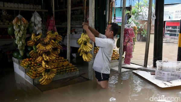 Semangat Para Pedagang Memburu Cuan di Tengah Banjir