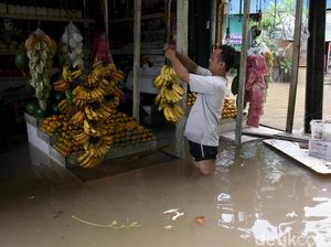 Semangat Para Pedagang Memburu Cuan di Tengah Banjir