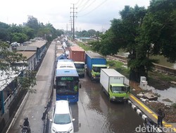 Jalan Daan Mogot Jakbar Banjir, Kendaraan Tak Bisa Melintas