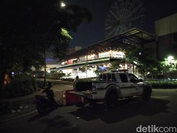 Dijaga Ketat Polisi, Begini Suasana di AEON Jakarta Garden City Malam Ini
