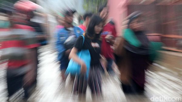 Banjir Tak Juga Surut, Warga Ciledug Indah 1 Mengungsi