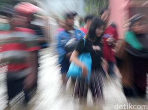 Banjir Tak Juga Surut, Warga Ciledug Indah 1 Mengungsi Banjir Tak Juga Surut, Warga Ciledug Indah 1 Mengungsi