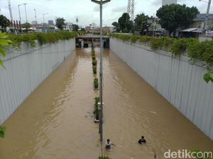 Underpass Senen Banjir 1,5 M, Ada Truk TNI Nyangkut