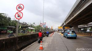 Jalan di Bekasi Terendam Banjir, Pemotor Masuk Tol Becakayu