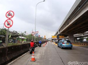 Jalan di Bekasi Terendam Banjir, Pemotor Masuk Tol Becakayu