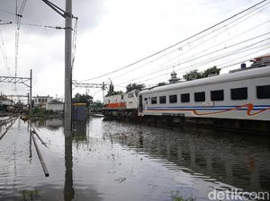 Rel Terendam Banjir, Kereta dari Stasiun Senen Dibatalkan