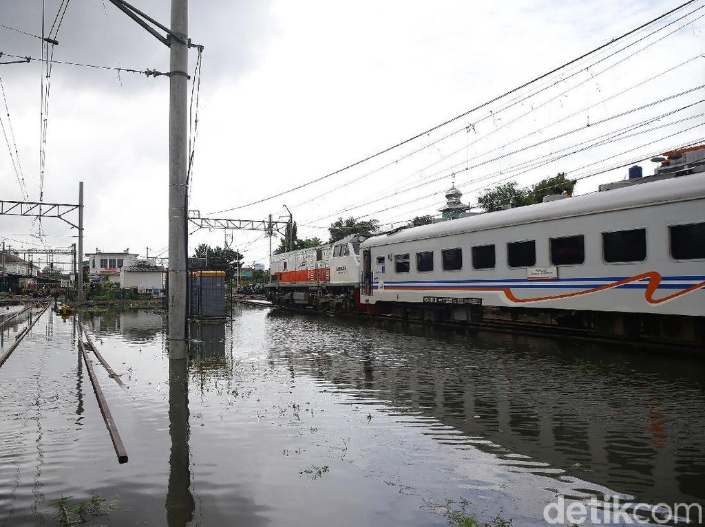 Gegara Banjir Jakarta Jadwal 4 Kereta ke Yogya Telat Hingga 2,5 Jam Gegara Banjir Jakarta Jadwal 4 Kereta ke Yogya Telat Hingga 2,5 Jam