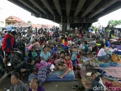 Korban Banjir Subang Ngungsi di Bawah Jembatan, Gelar Kasur dan Tikar
