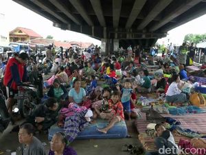 Korban Banjir Subang Ngungsi di Bawah Jembatan, Gelar Kasur dan Tikar Korban Banjir Subang Ngungsi di Bawah Jembatan, Gelar Kasur dan Tikar