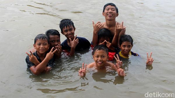 Asyiknya Anak-anak di Periuk Tangerang Bermain Air Saat Banjir