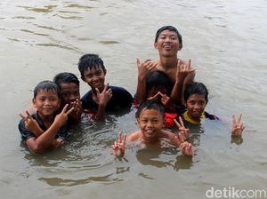 Asyiknya Anak-anak di Periuk Tangerang Bermain Air Saat Banjir Asyiknya Anak-anak di Periuk Tangerang Bermain Air Saat Banjir
