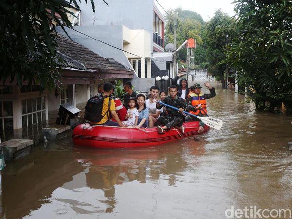 TNI Susuri Banjir untuk Evakuasi Warga Jatibening Permai Bekasi