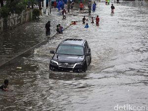 Tips Aman Nyetir saat Cuaca Tak Menentu Selama Libur Imlek