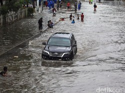 Tips Aman Nyetir saat Cuaca Tak Menentu Selama Libur Imlek