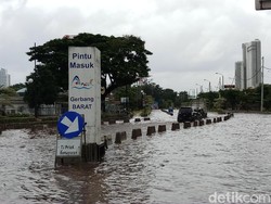 Jalan Lodan Raya Ancol Banjir 50 CM, Motor Tak Bisa Melintas