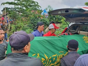 Warga Bekasi Tewas Kesetrum Saat Banjir, Tetangga: Mau Nyabut Listrik