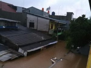 Tolong! Tolong! Permukiman Cipinang Melayu Ini Tenggelam Tolong! Tolong! Permukiman Cipinang Melayu Ini Tenggelam