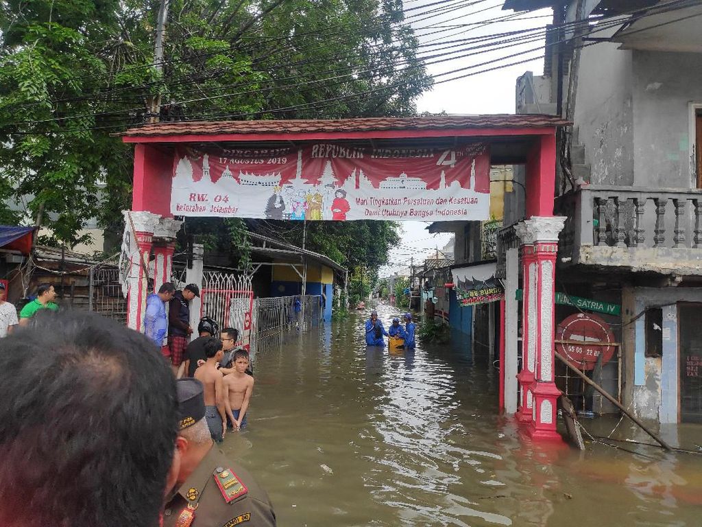 14 RT di Jelambar Terendam Banjir 70 Cm, 3 Unit Pompa Dikerahkan 14 RT di Jelambar Terendam Banjir 70 Cm, 3 Unit Pompa Dikerahkan