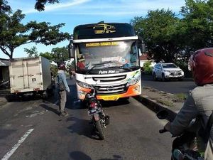 Perlukah Pengendara Motor Adang Bus yang Lawan Arah? Perlukah Pengendara Motor Adang Bus yang Lawan Arah?