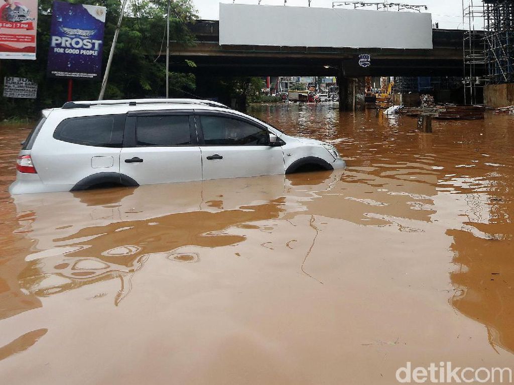 Ada Potensi Badai dan Banjir Besok, Ini Batas Aman Mobil Terobos Genangan Air