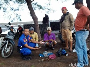 20 Orang Racuni Ikan di Pantai Situbondo, Satu Jadi Tersangka 20 Orang Racuni Ikan di Pantai Situbondo, Satu Jadi Tersangka