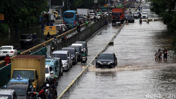 Catat! Ini Bukan Sungai, Ini Jalan Gunung Sahari