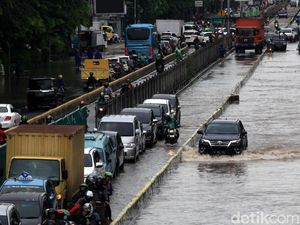 Catat! Ini Bukan Sungai, Ini Jalan Gunung Sahari