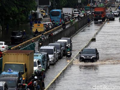 Catat! Ini Bukan Sungai, Ini Jalan Gunung Sahari